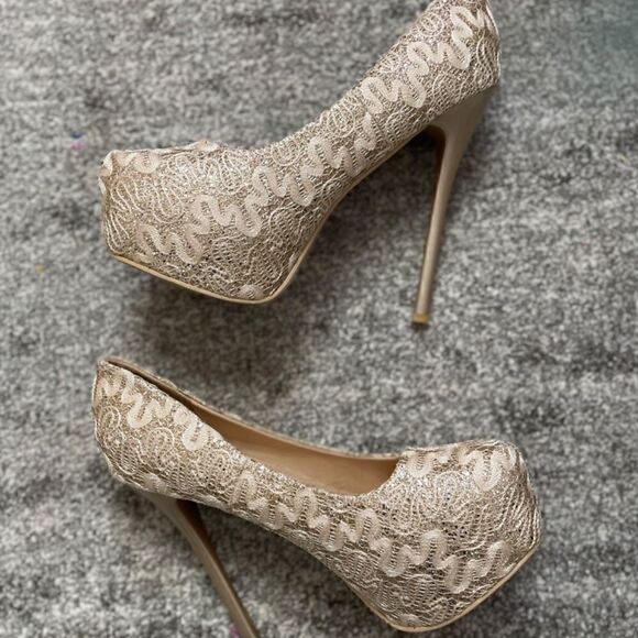 Women’s Lace Heels - Picture 17 of 17